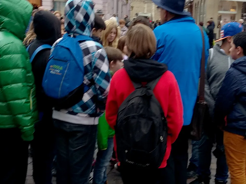 Jugendliche stehen dicht gedrängt in der Fußgängerzone.